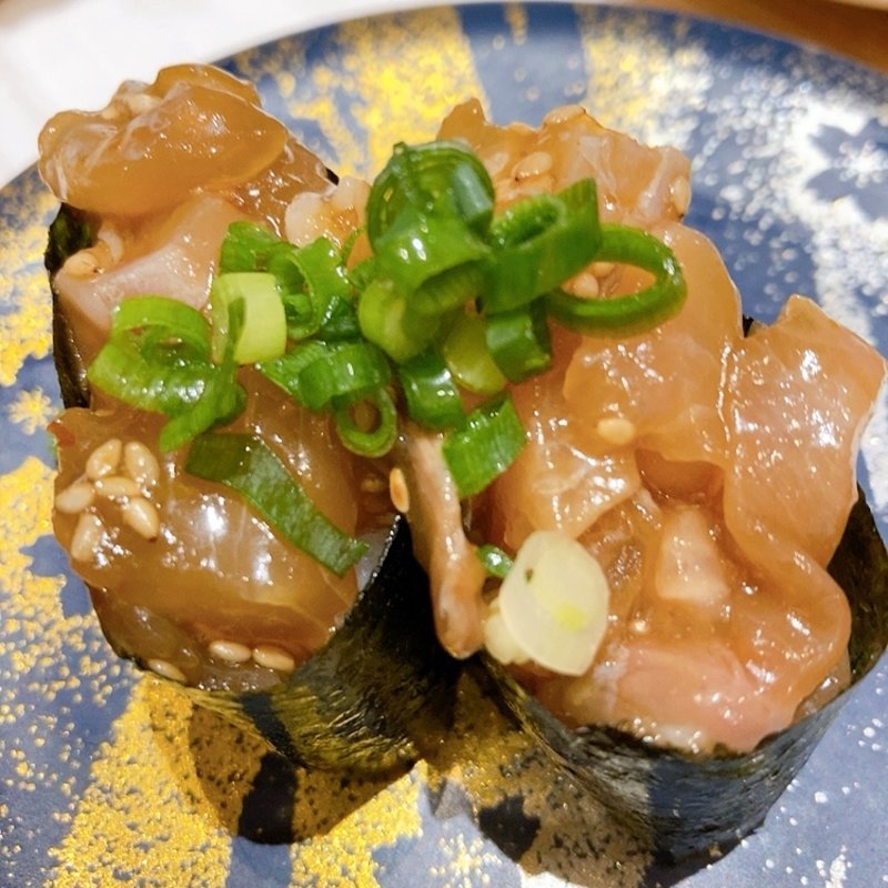 海鮮ユッケ軍艦(すし辰 ekie店)