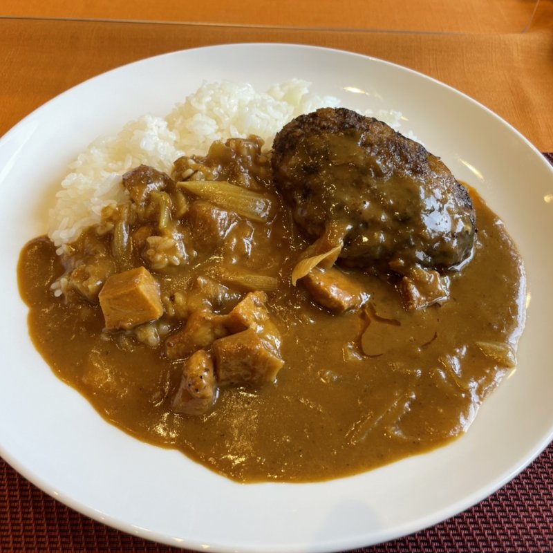 クリーミーカレー　ハンバーグ添え(Kitchenこまがた)
