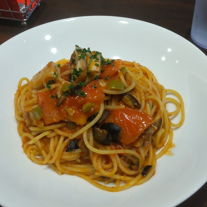 カジキマグロと2色オリーブのプッタネスカ(人形町GRATO)