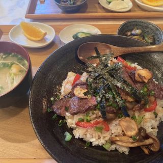 ステーキ丼(中)(定食と鉄板料理の店 ハピネス)