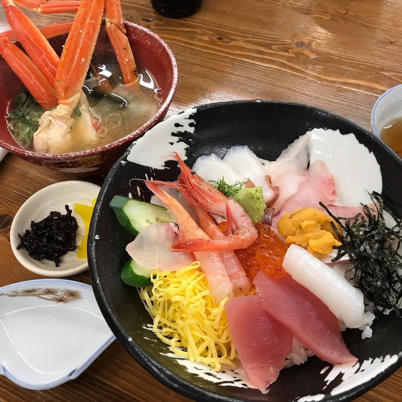 海鮮丼(やまに水産 （やまにすいさん）)