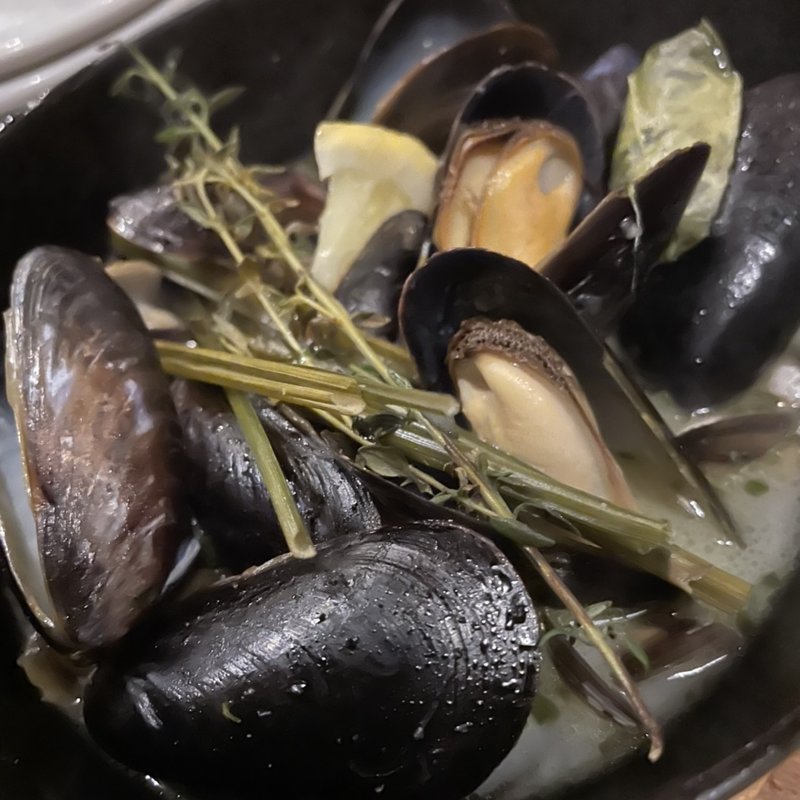 ムール貝の南部鉄器蒸し　～レモングラス風味～(鉄鍋ビストロ＆ワイン デリカージュ 赤坂)