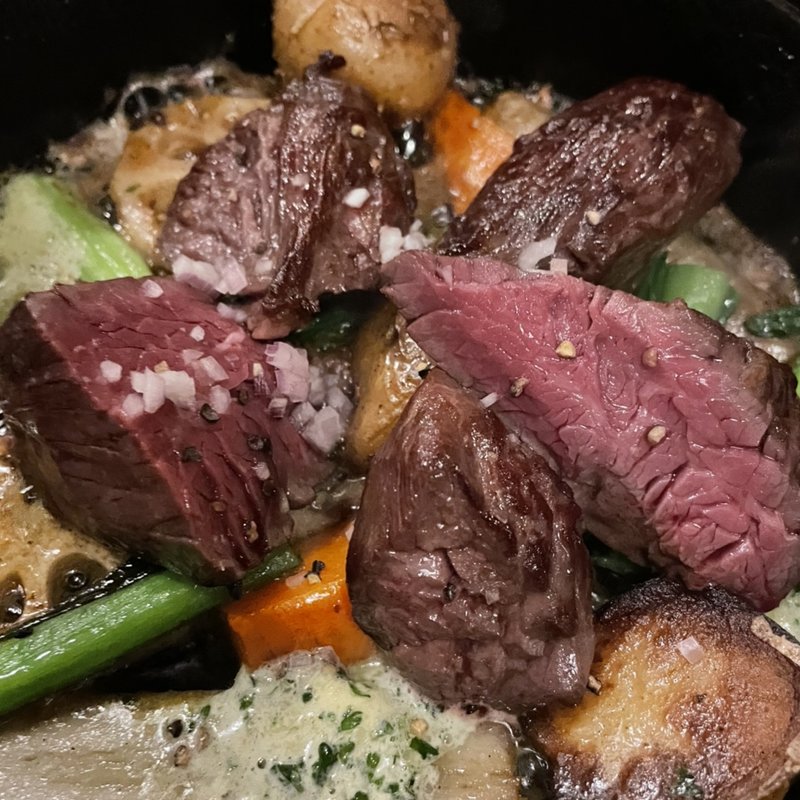 牛ハラミの南部鉄器グリル (160g）(鉄鍋ビストロ＆ワイン デリカージュ 赤坂)