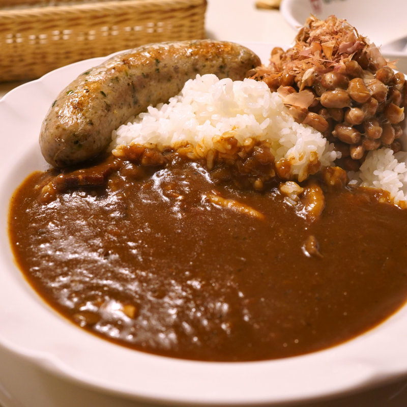 辛口ビーフカレー（納豆・山小屋ソーセージトッピング）(カレーショップ山小屋 長野駅前店 )