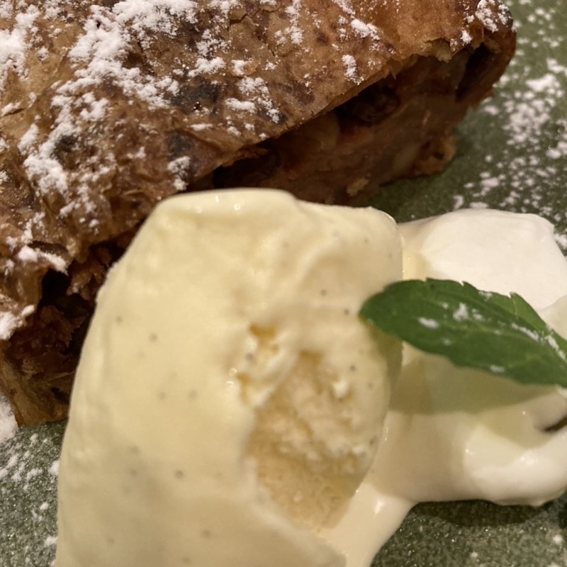 ストゥルーデルバニラのジェラート添え(Trattoria MUTSUMI 麹町)