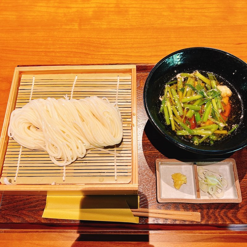 冷たい稲庭うどん 比内地鶏とセリ(おうどんと美味しいお酒 鎌倉青山)