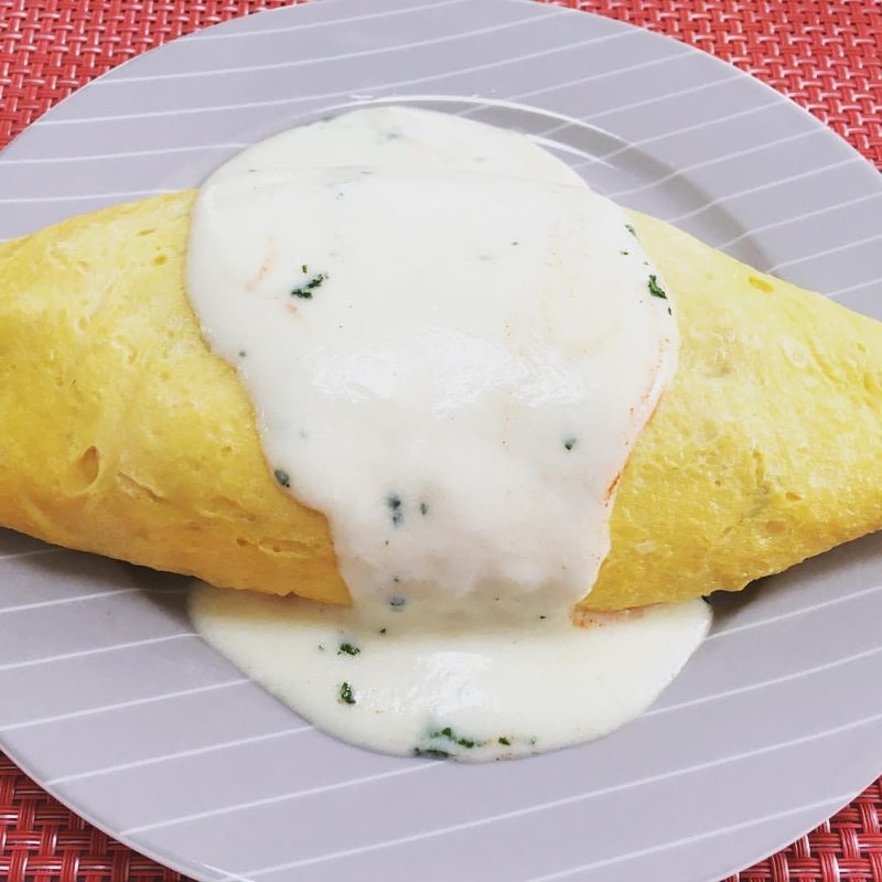 オムライス ホワイトソース(麻布食堂)