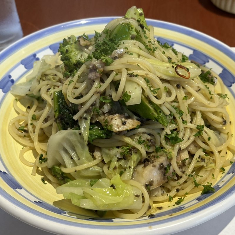 真鯵と緑野菜の黒オリーブソーススパゲッティ(タベルナ・パパ )
