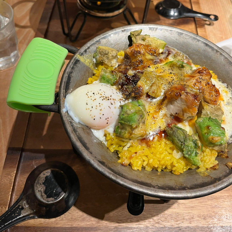 アボカドと照り焼きチキンのテリマヨパエリア(パエリアン・ピーシーズ)