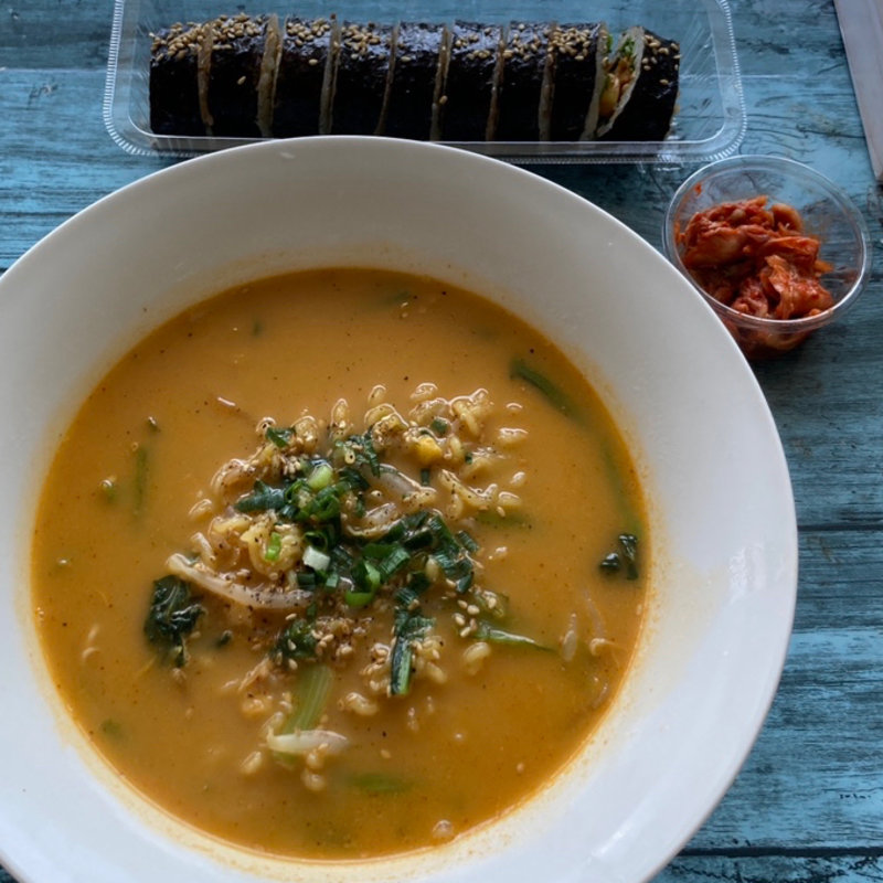 辛いラーメンとキムパッ(（株）安田商店)