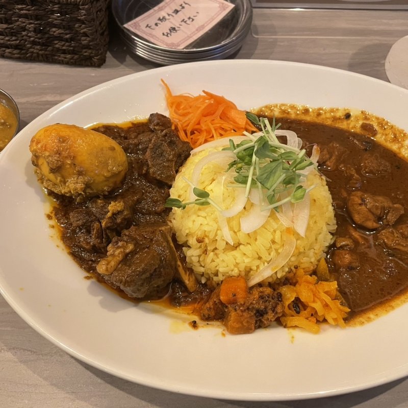 本日のカレーと骨付きマトンカレーのあいがけ(スパイス茂 （spice shigeru）)