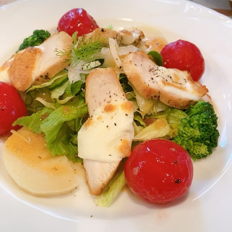 地鶏ローストとモッツァレラチーズの温製サラダ(Dude （デュード）)