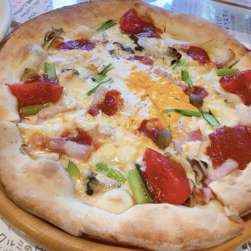 イベリコ豚ベーコンとキノコ、卵のピザ(Dude （デュード）)