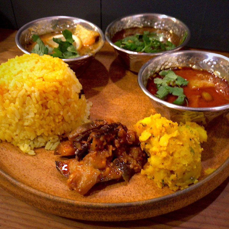 イノシシとパイナップルのカレー、ツキノワグマとライムと青唐、シャケとクリームのカレー 盛り合わせ(beet eat ビートイート)