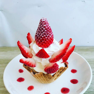ワッフルパフェ(たくみの里 いちごの家)