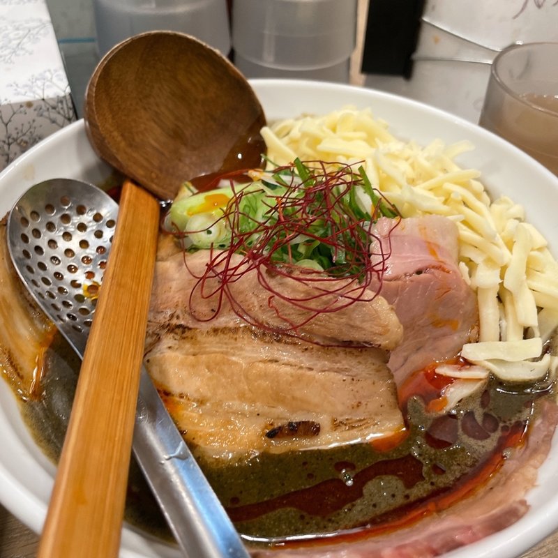 黒のカレー担々麺(麺や 蓮と凜 （メンヤ レントリン）)
