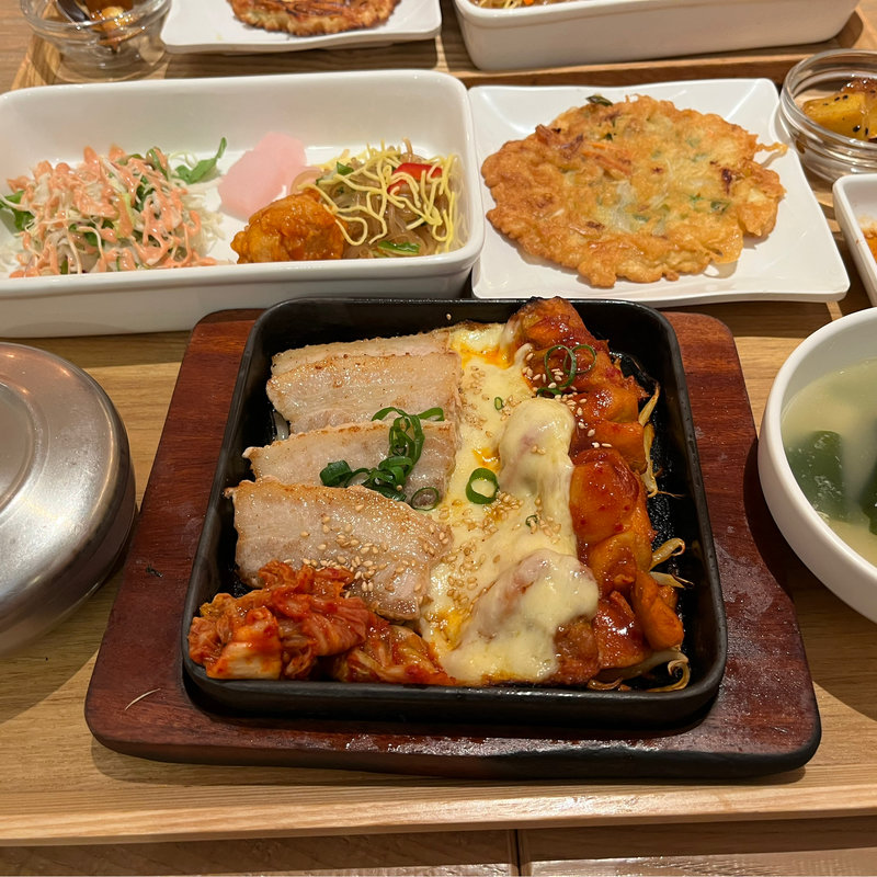 三元豚サムギョプサルとチーズダッカルビ(韓美膳(ハンビジェ) ルミネ横浜店)