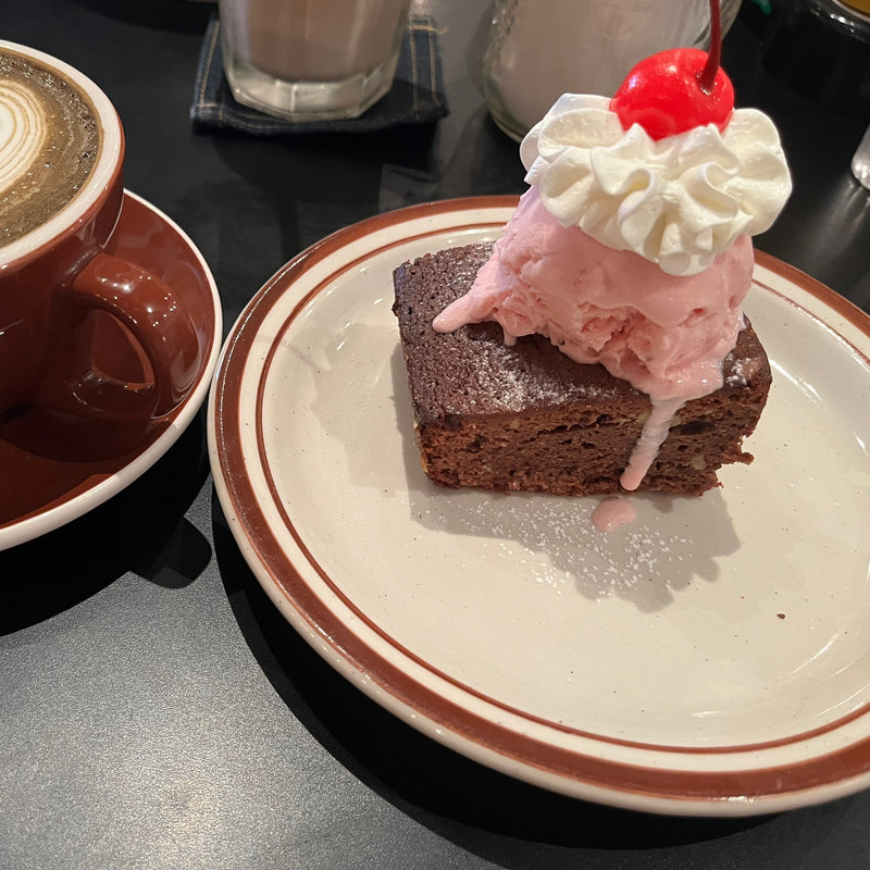 チョコレートブラウニーwithストロベリーアイスクリーム(Hohokam DINER ホホカムダイナー)
