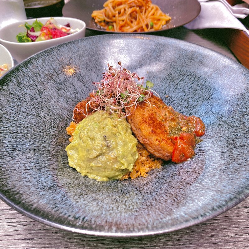 (カフェ＆ダイニング ゼルコヴァ)