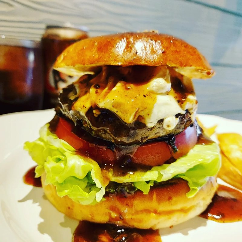 スモークテリヤキチーズバーガー(だるま珈琲)