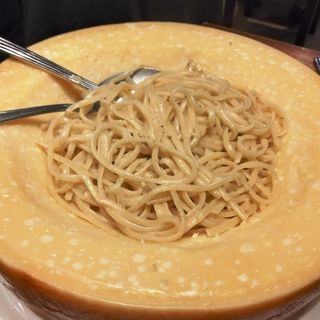 チーズの器でつくるパスタ(トスカーナ鶴見シァル店 )