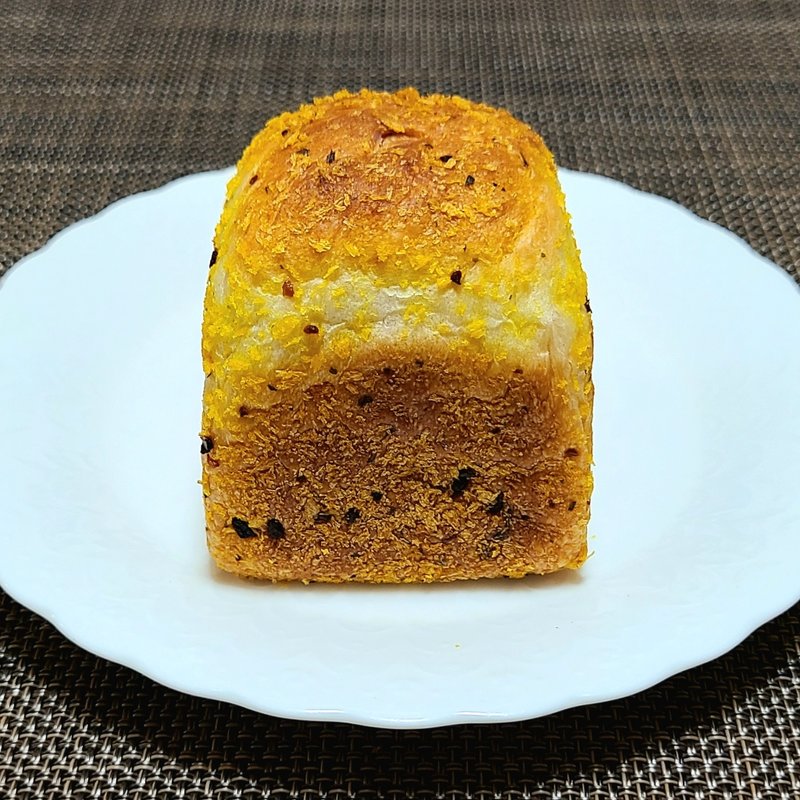 ～たまご使わないパンシリーズ～とろけるモッツァレラのビーフカレーパン(石窯ぱん くりや)