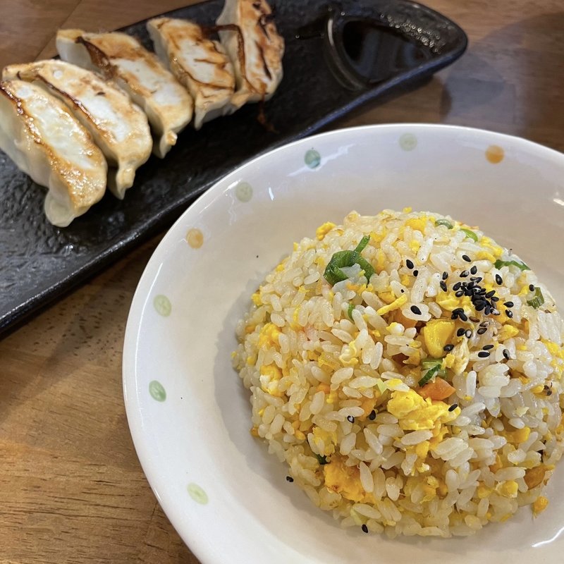 餃子とミニ炒飯（ガッツリ定食）(麻辣小麺)