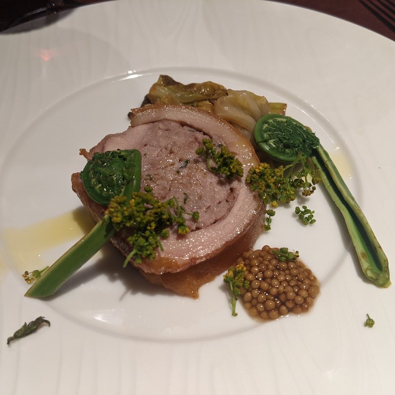 乳飲み仔豚ポルケッタ　春キャベツ　コゴミ　花山椒(オステリア・アウストロ （Osteria Austro）)