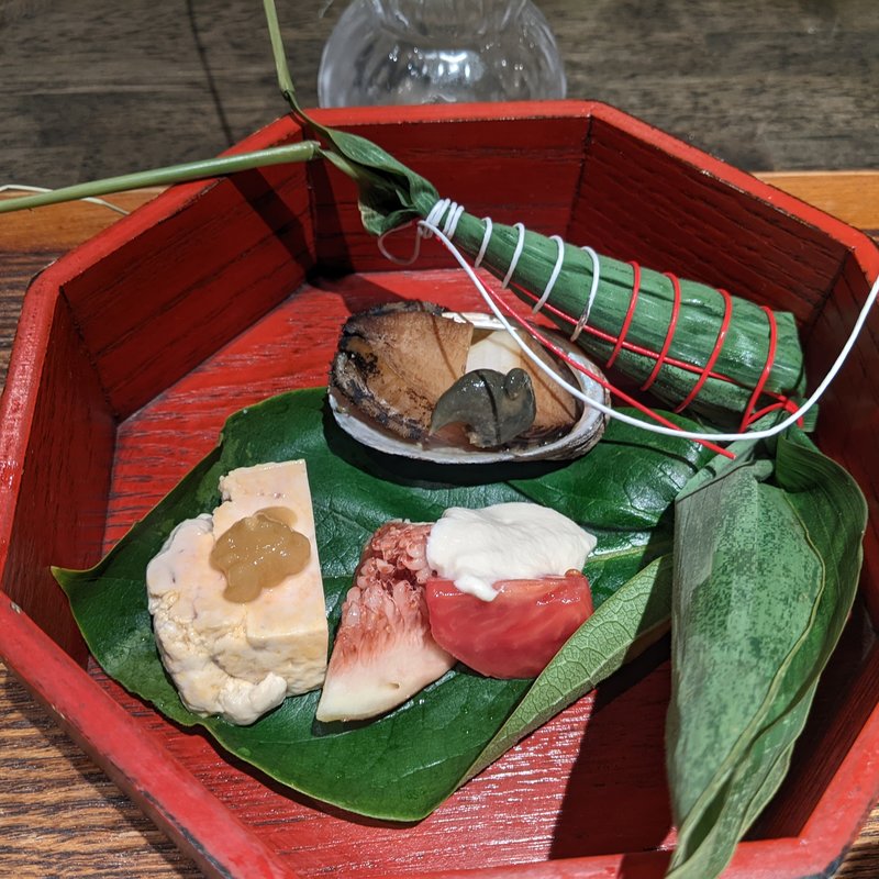 トコブシ、トマト、イチジク白和え、あん肝、海老ちまき(松陰鶴水)