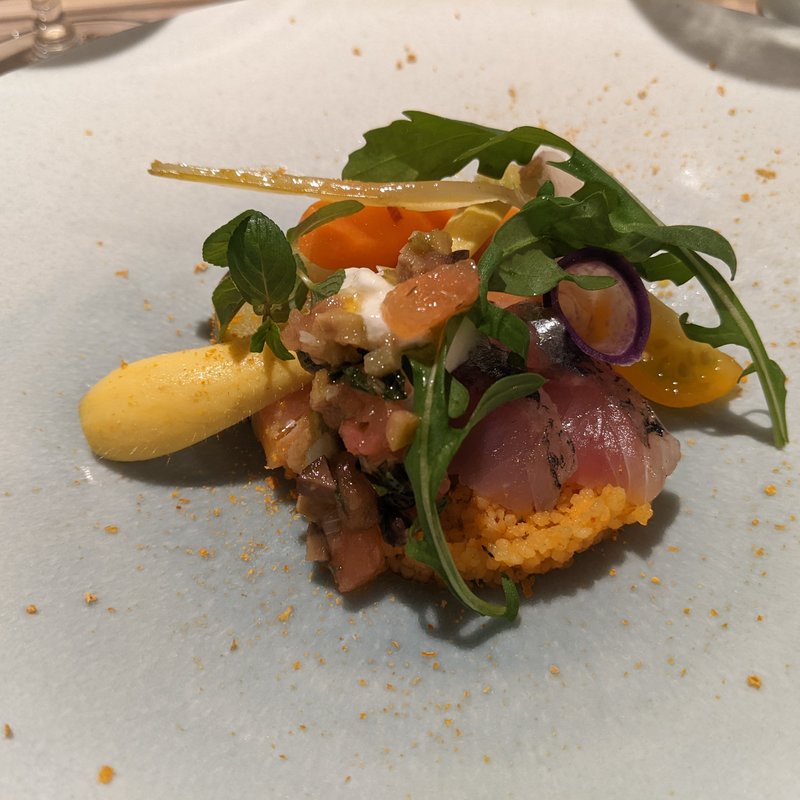 アジとサーモンのマリネ　クスクスタブレ　プロヴァンス風のオリーブソースとライトクリーム(ルディック)