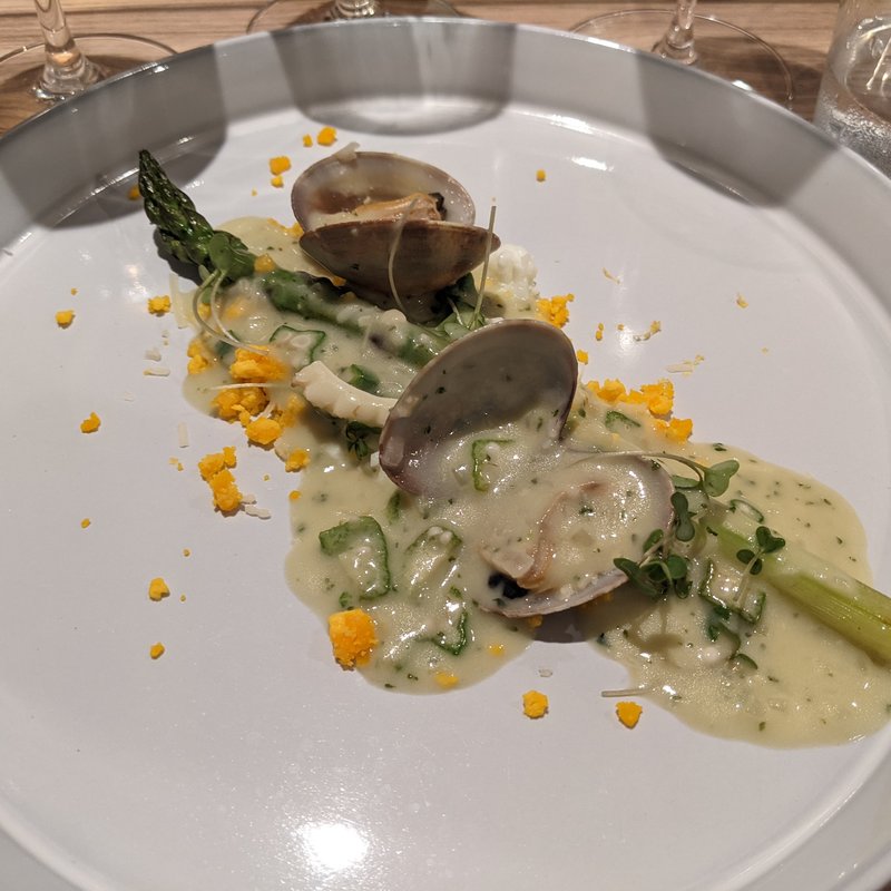 グリーンアスパラとあさりのソースマリニエール　ミモザ仕立て(ルディック)