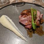 フランス産骨付き仔羊モモ肉のロースト　ラタトゥイユと焦がしバターソース(ルディック)