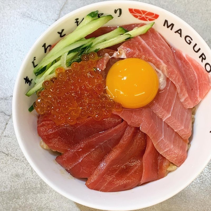 まぐシャリ丼　中の大 卵黄+いくら(まぐろとシャリ)
