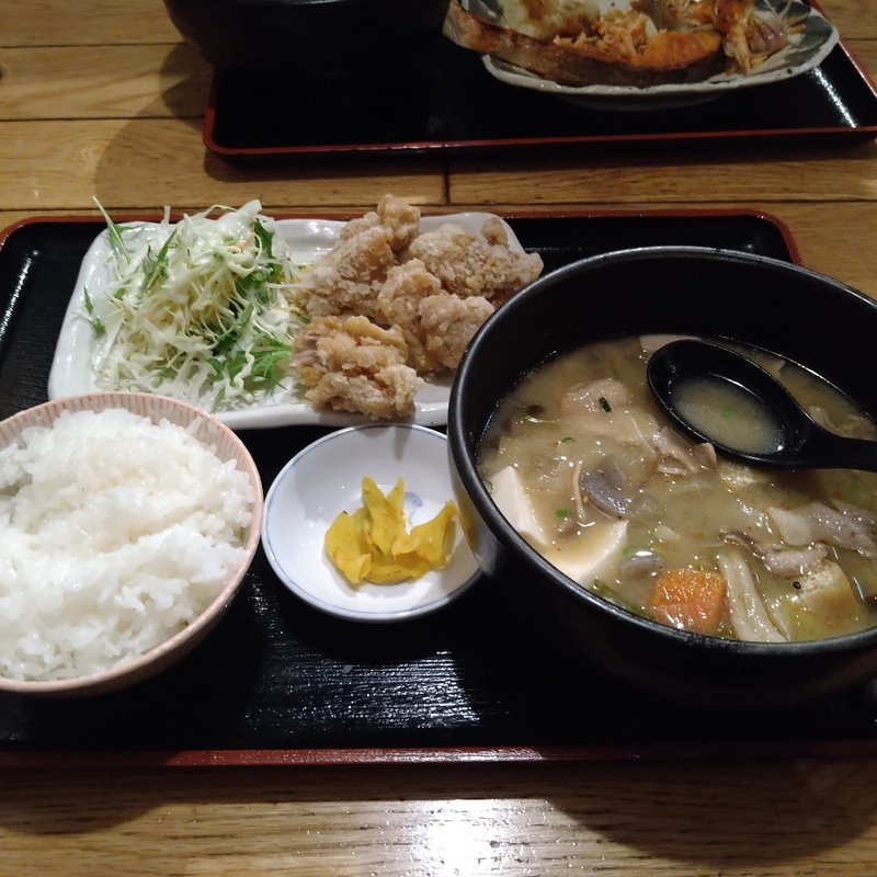 野菜たくさんのどんぶり豚汁と唐揚げ定食(武屋食堂仙台中央店)