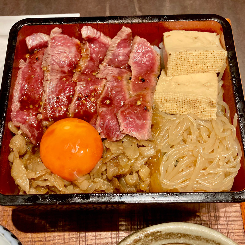 黒毛和牛　熟成イチボ肉タタキとすき焼きの合い盛のお重(焼肉 きたん 法善寺)