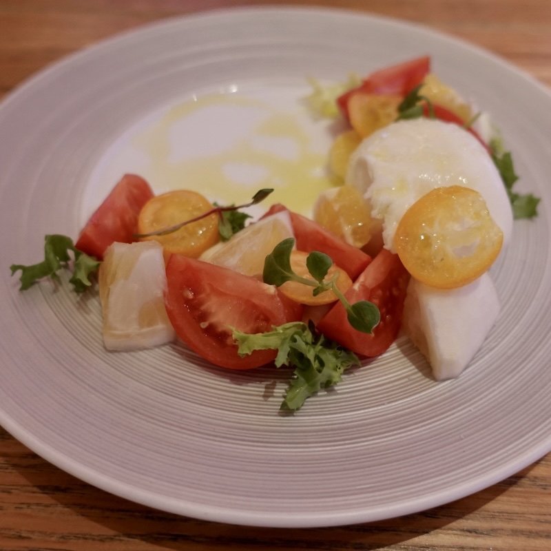 季節のフルーツとブッラータのカプレーゼ(RIGOLETTO KITCHEN （リゴレット キッチン）)