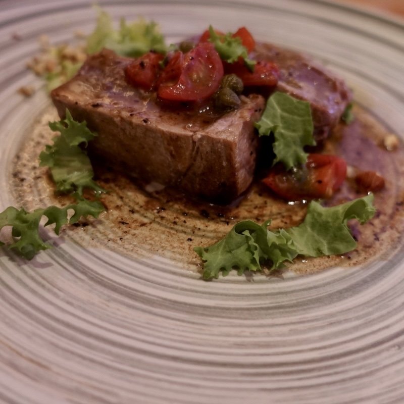 天然マグロのレアステーキ焦しバターソース(RIGOLETTO KITCHEN （リゴレット キッチン）)