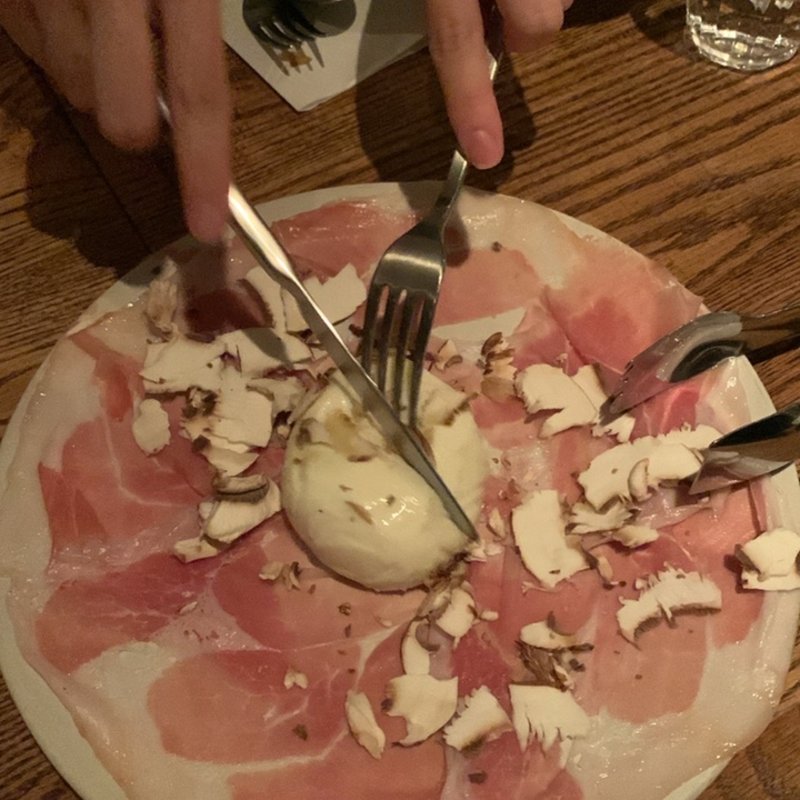 擦りたて生ハムとブラータチーズ(MORETHAN BAKERY)