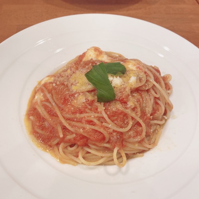 モツァレラ、バジル、トマトソースパスタ(Ristorante Italiano azalea)