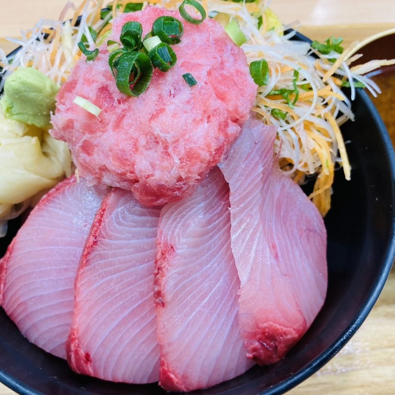 豪快ブリ丼(魚魚鮮 )