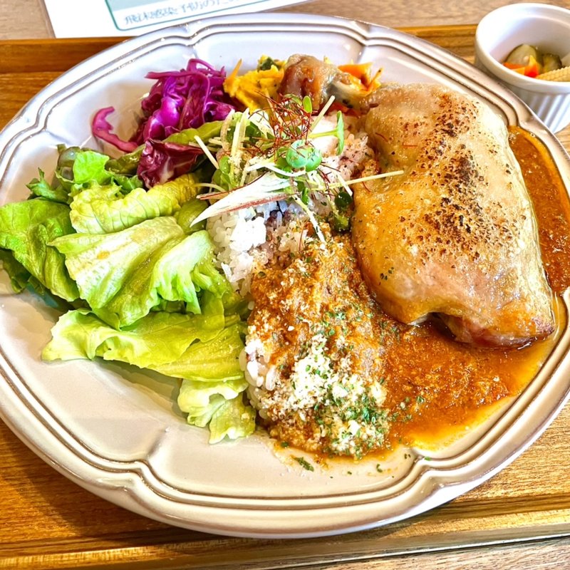 骨付きチキンコンフィの自家製惣菜のカレープレート(カレーと甘味　ここか)