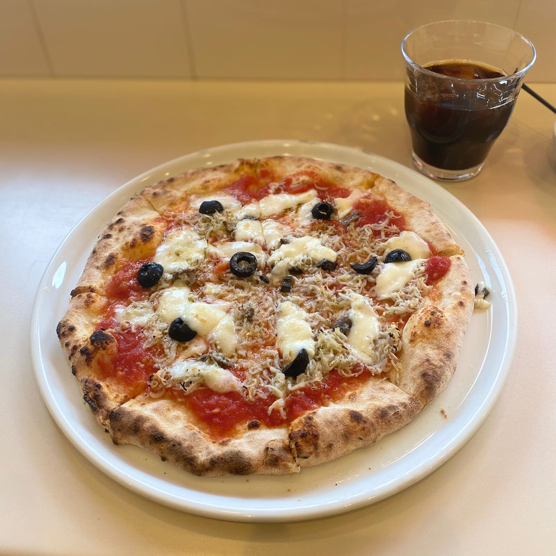 釜揚げしらすとアンチョビ・黒オリーブのピッツァ(ハーモニーガーデン)