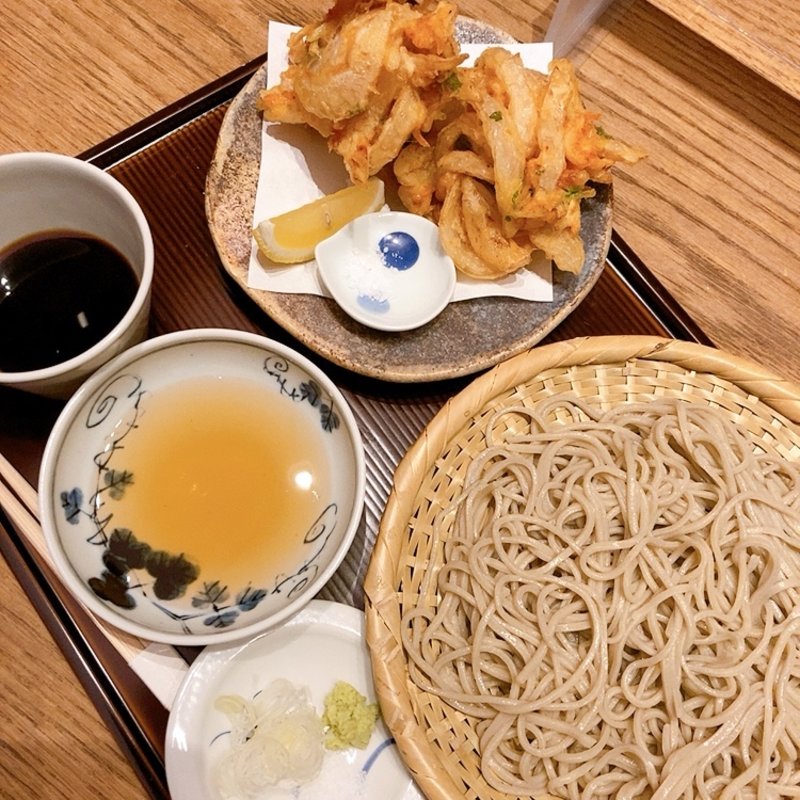 桜海老と新玉ねぎかき揚げざる蕎麦(鴨と蕎麦　伝助)
