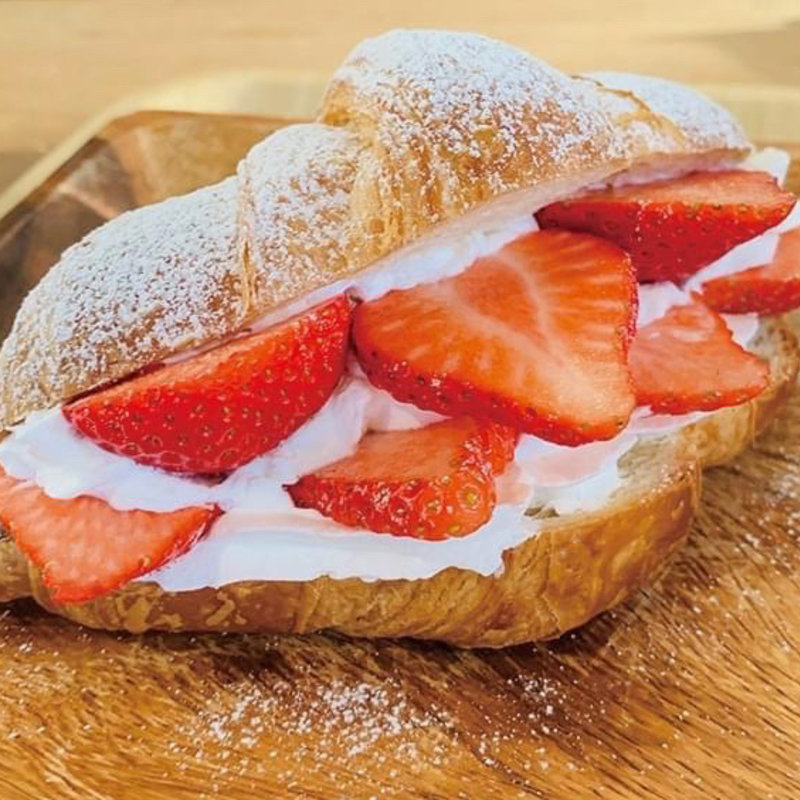 クロワッサンド苺(Shirokuro-art)