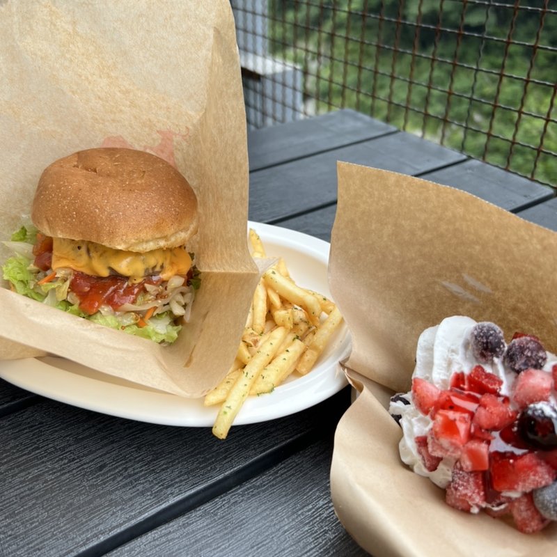 イノシカチーズバーガー(Cafe & ジビエ)