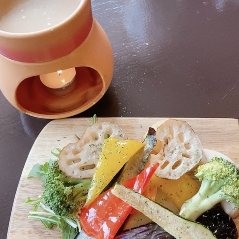 色とりどりの揚げ野菜のバーニャカウダ(ミートファクトリー　フォーコ)