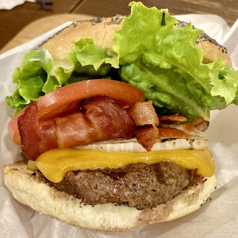 厚切りチェダーベーコンバーガー(KUA`AINA なんばパークス店)