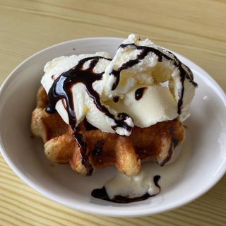 アイスクリームとワッフル チョコレート混ぜる🍫シロップとラシン(タシーレストラン)