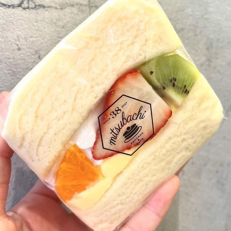 ふわふわスフレパンケーキサンド ミックスフルーツ(ミツバチ キッチン （38 mitsubachi Kitchen）)