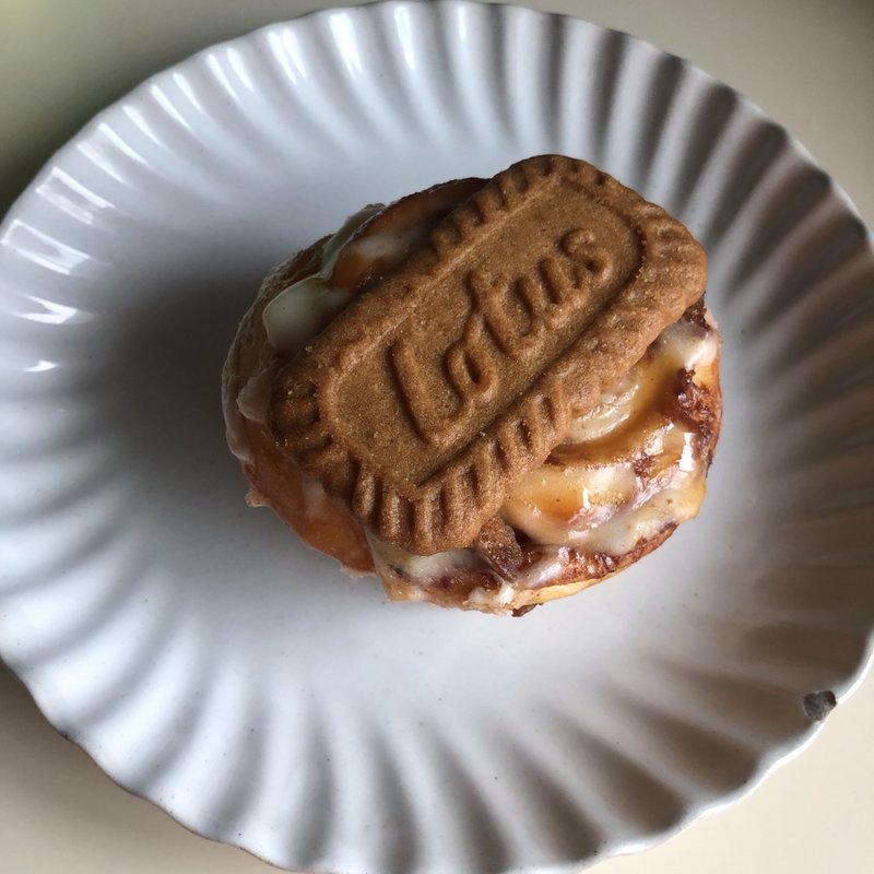 ロータス&キャラメルロール(シナモンロール専門店 代官山UZU)